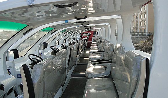 整裝待發的電動巡邏車內部圖