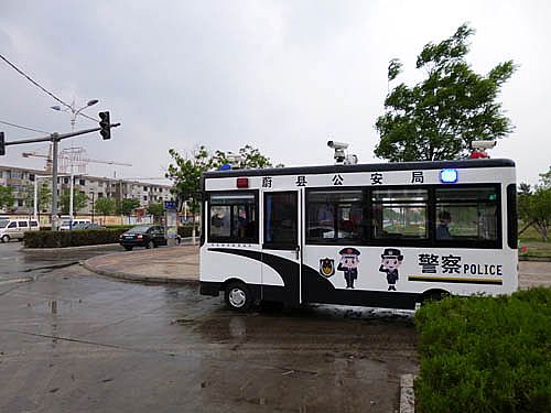 風雨中躍迪流動警務室張家口市蔚縣城區執勤現場