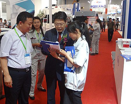 展會領導深入調研躍迪產品