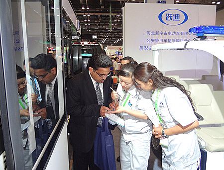 向外商介紹河北新宇宙產品