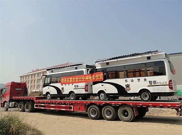 躍迪移動警務室發往和布克賽爾縣公安局的裝車現場
