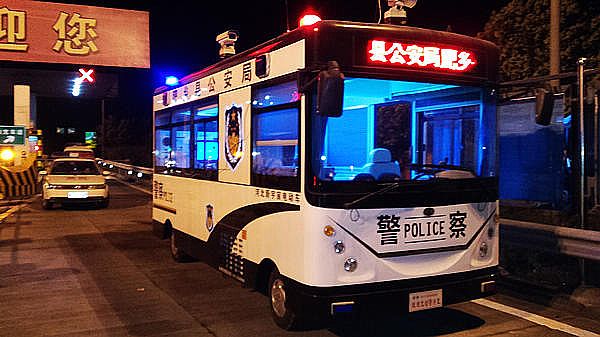 移動警務(wù)室在青蘭高速呂營收費站"執(zhí)勤"