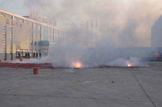 2015年新年上班第一天，鞭炮齊鳴，禮花沖天，精神飽滿干事業！