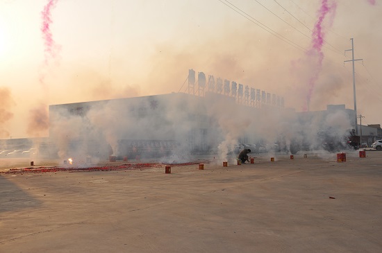 2015年新年上班第一天，鞭炮齊鳴，禮花沖天，精神飽滿干事業！