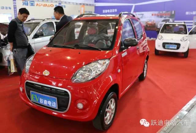 躍迪電動(dòng)汽車新款車型T71閃亮亮相2015中國(guó)(南京)國(guó)際新能源汽車展