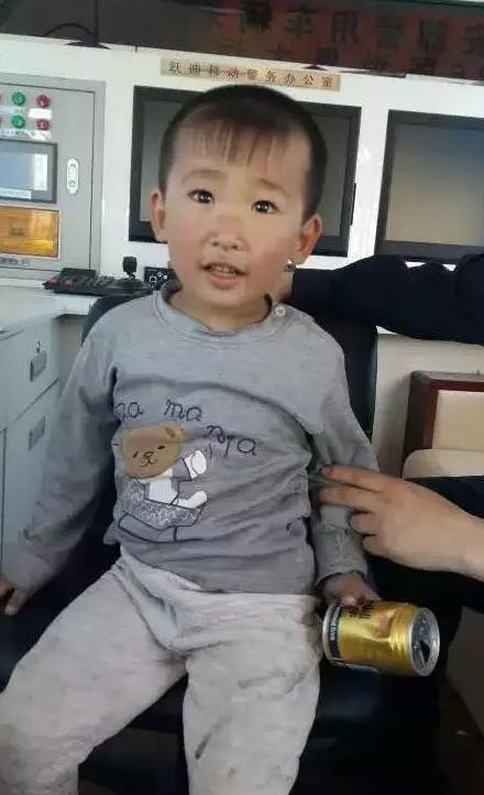 貪玩幼童上高速—躍迪移動警務(wù)室助力,熱心民警忙尋親