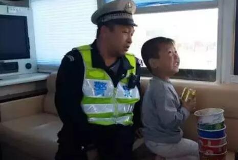 貪玩幼童上高速—躍迪移動警務(wù)室助力,熱心民警忙尋親