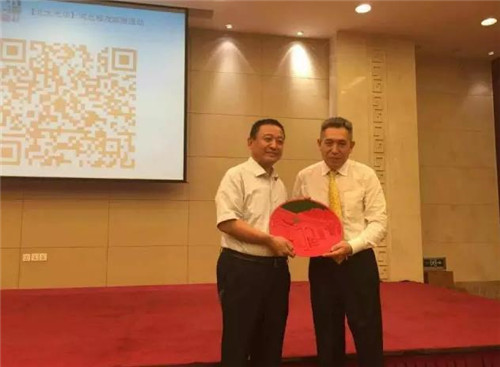 李其教授親手將北京大學(xué)標(biāo)志性的北大西門漆雕工藝禮品贈(zèng)與躍迪集團(tuán)董事長呂洪濤