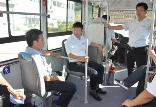 專家、教授們試乘陜西躍迪自主研發生產的&ldquo;躍迪&rdquo;8米純電動客車和10米天然氣客車