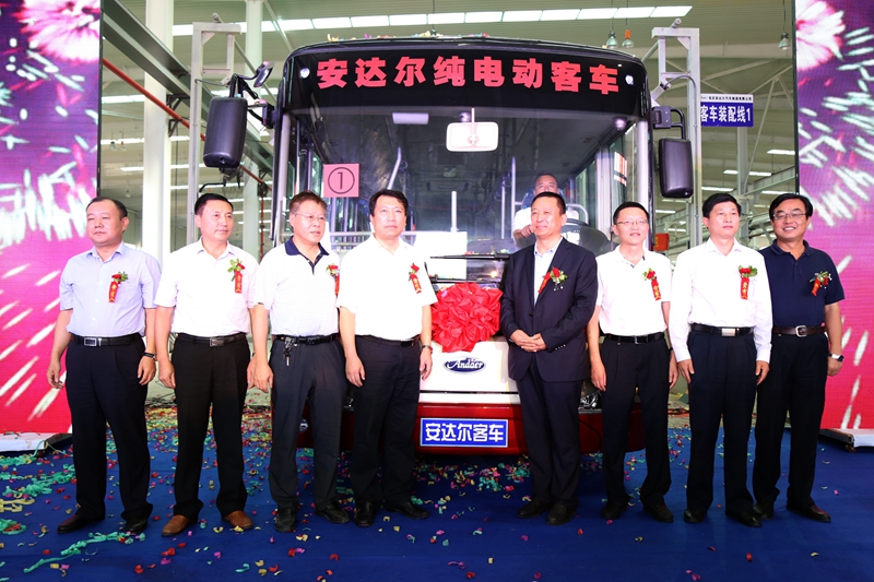 安達爾客車下線儀式