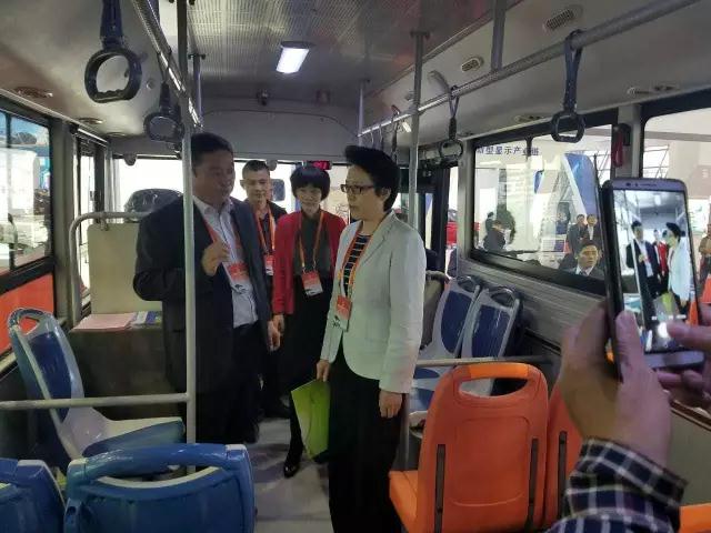 安徽省委書記李錦斌，代省長李國英一行蒞臨躍迪集團旗下安達爾汽車展位參觀指導