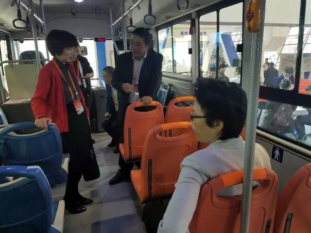 安徽省委書記李錦斌，代省長李國英一行蒞臨躍迪集團旗下安達爾汽車展位參觀指導