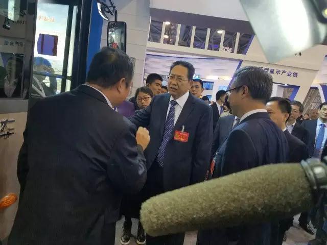 安徽省委書記李錦斌，代省長李國英一行蒞臨躍迪集團旗下安達爾汽車展位參觀指導