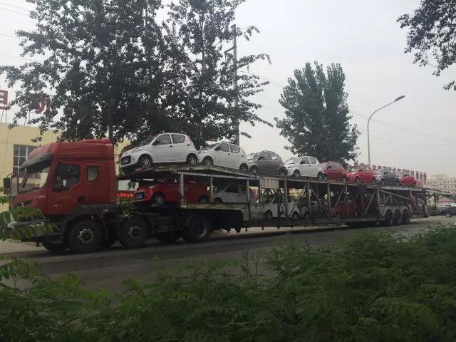 躍迪電動(dòng)汽車裝車完畢準(zhǔn)備發(fā)車