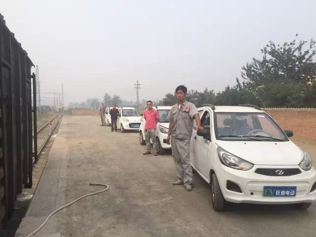 躍迪電動(dòng)汽車裝車進(jìn)行中