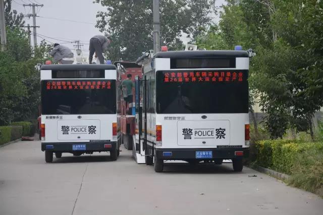 躍迪電動移動警務(wù)室裝車中，準(zhǔn)備發(fā)往白洋淀溫泉城公安分局