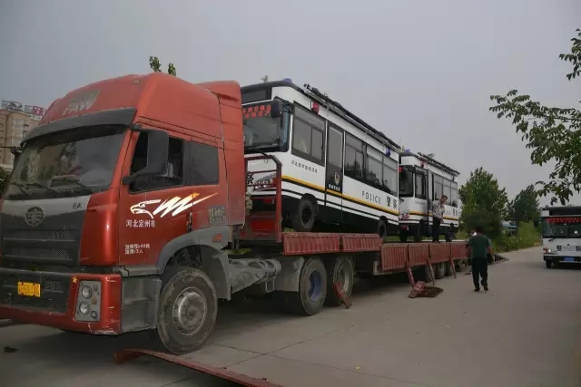 躍迪電動移動警務(wù)室裝車中，準(zhǔn)備發(fā)往白洋淀溫泉城公安分局