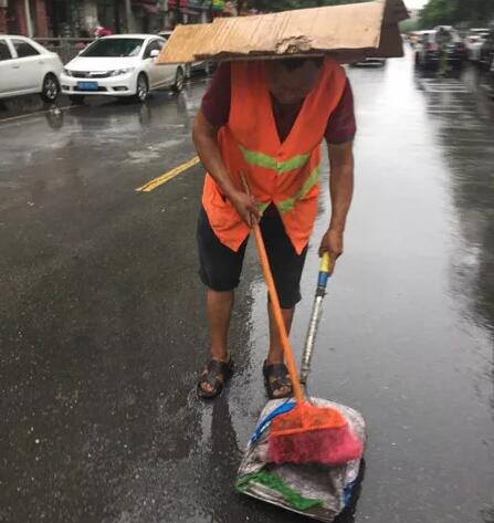 今天，躍迪向平凡而偉大的他們——環(huán)衛(wèi)工人致敬！