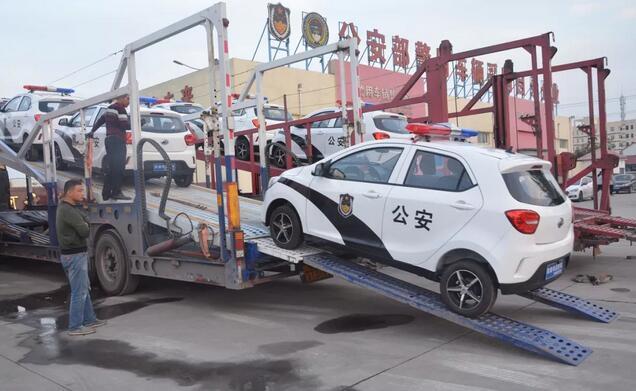 躍迪警用電動巡邏車等待裝車