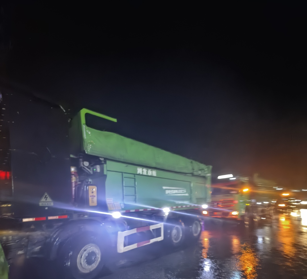 昨晚保定市強降暴雨丨躍迪汽車保定分公司，連夜出動70臺新能源渣土車參與保定市救援工作