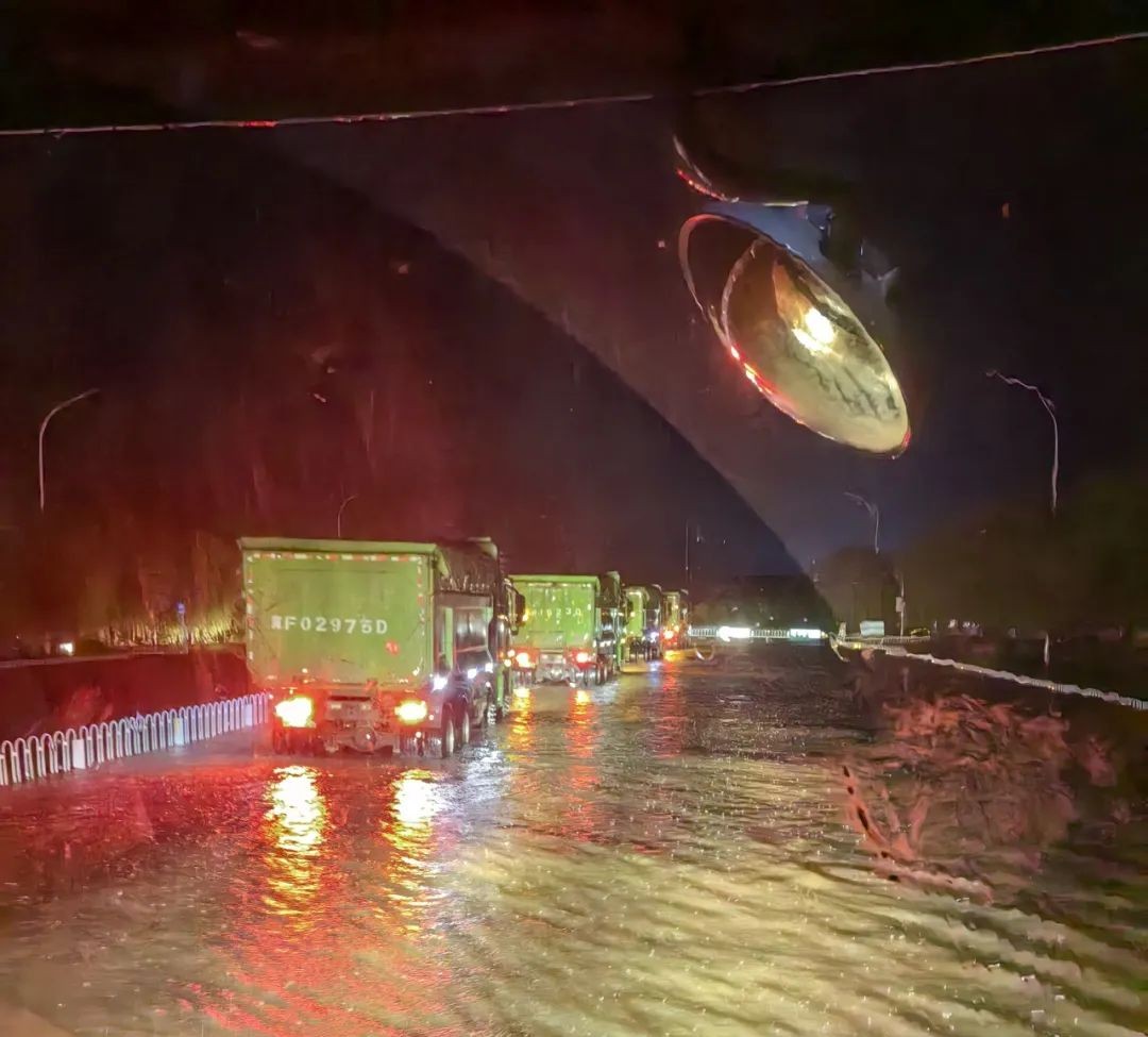 昨晚保定市強降暴雨丨躍迪汽車保定分公司，連夜出動70臺新能源渣土車參與保定市救援工作